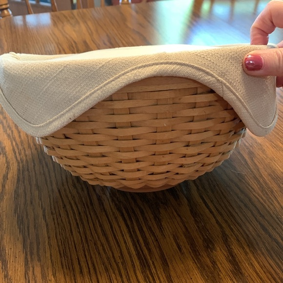 Longaberger 11" Bowl Basket with liner and lidded protector - Picture 2 of 16